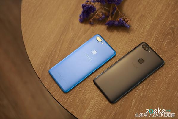 看厌了全面屏手机后，vivo X20以“vivo蓝”颜色再出场