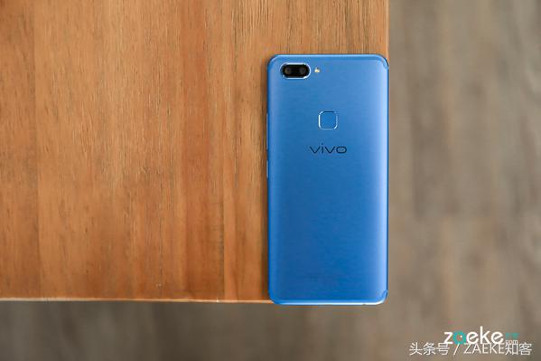 看厌了全面屏手机后，vivo X20以“vivo蓝”颜色再出场