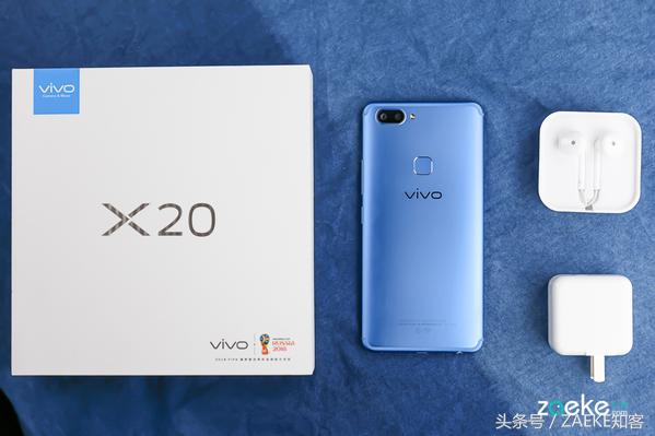 看厌了全面屏手机后，vivo X20以“vivo蓝”颜色再出场