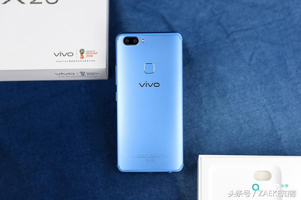 看厌了全面屏手机后，vivo X20以“vivo蓝”颜色再出场