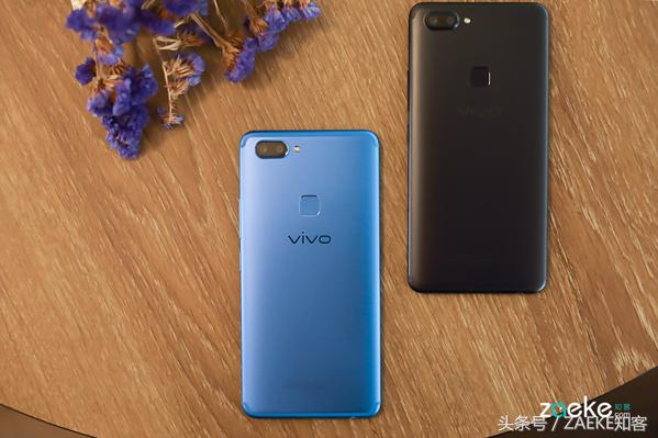 看厌了全面屏手机后，vivo X20以“vivo蓝”颜色再出场