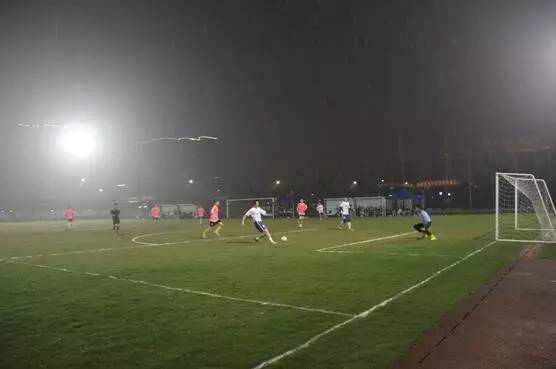 东莞水乡经济区足球联赛|无惧风雨，麻涌足球队实现三连冠！