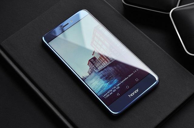 3G运行内存 蓝色玻璃外壳，这款2020年公布的华为荣耀手机已经降至999元