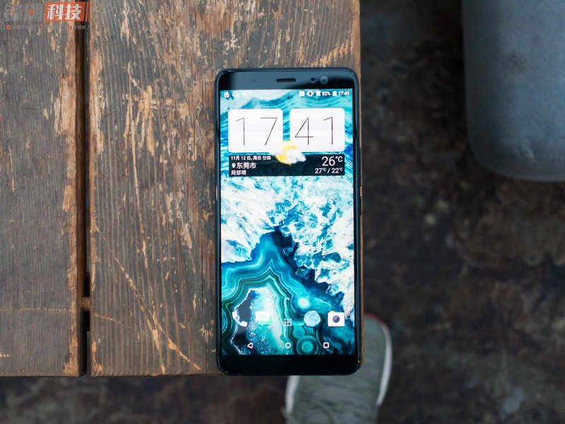 三d水漾夾層玻璃外殼再一次襲來：HTC U11  真機圖賞