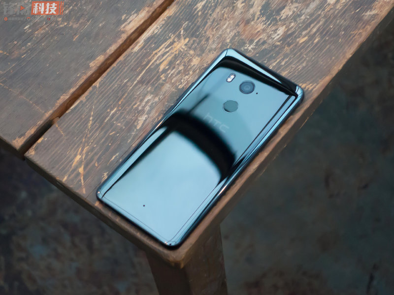 三d水漾夾層玻璃外殼再一次襲來：HTC U11  真機圖賞