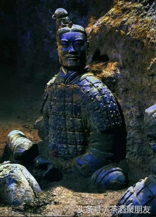 你以为兵马俑都是土灰色？刚出土时惊艳无比！可是15秒就褪色……