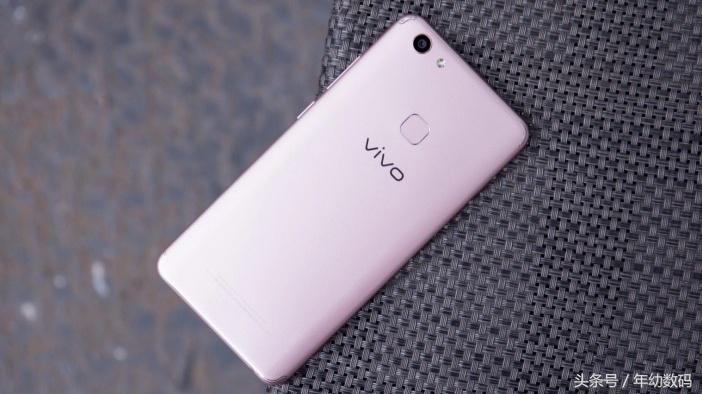 vivo Y79手机上热卖中，为自拍照为之