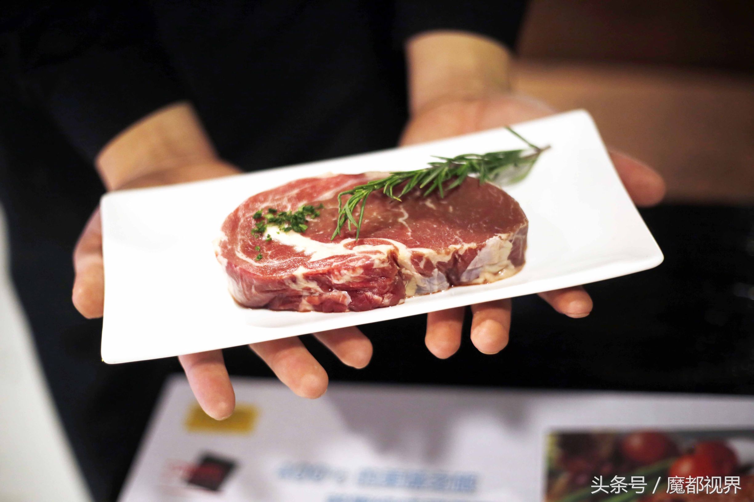 去“数码城”吃火山岩石烤牛排 上海百脑汇成徐家汇美食担当