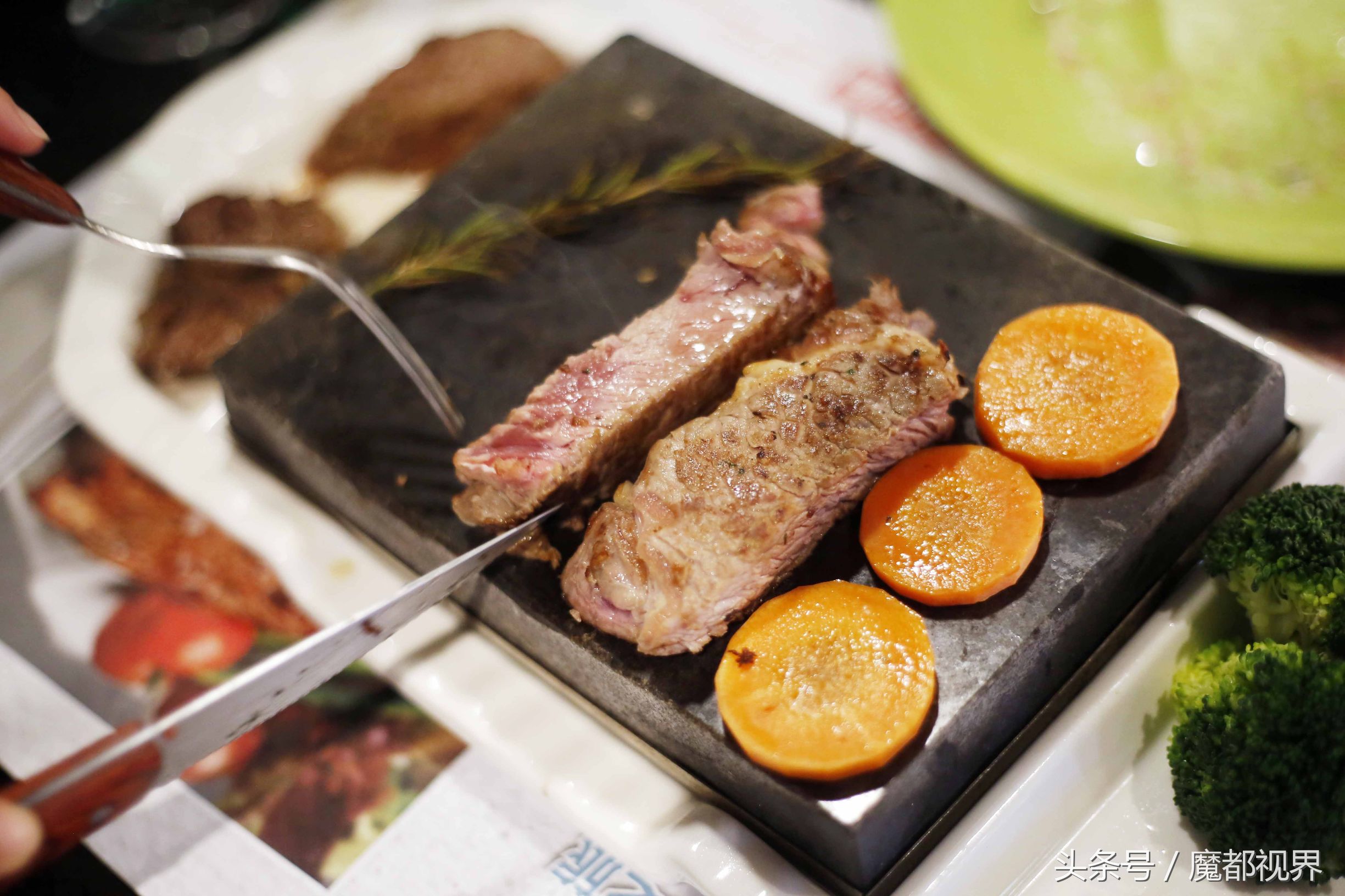去“数码城”吃火山岩石烤牛排 上海百脑汇成徐家汇美食担当