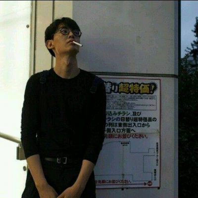 头像男生霸气冷酷抽烟迁就你一生微信头像