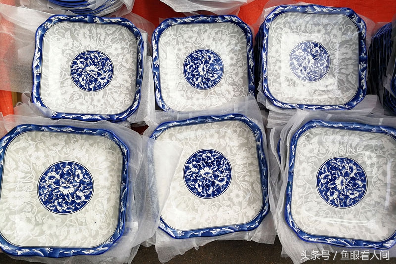 景德镇青花瓷盘碗摆上菜市场 10块钱4只碗 3只小盘子 市民抢购