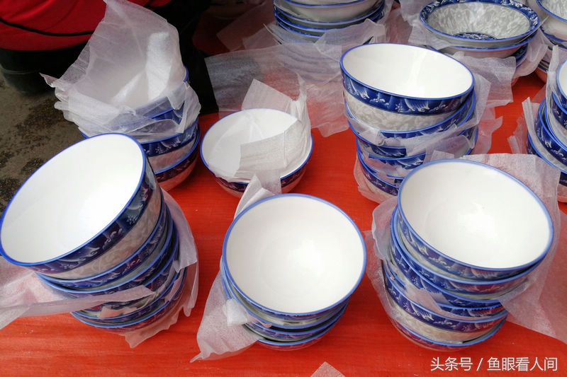 景德镇青花瓷盘碗摆上菜市场 10块钱4只碗 3只小盘子 市民抢购