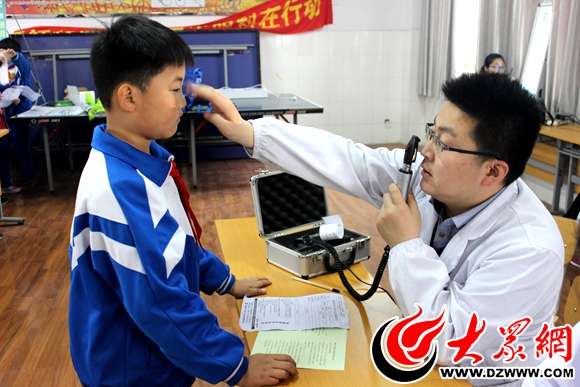 张晓山：不戴眼镜会加重近视 18岁后可手术治疗