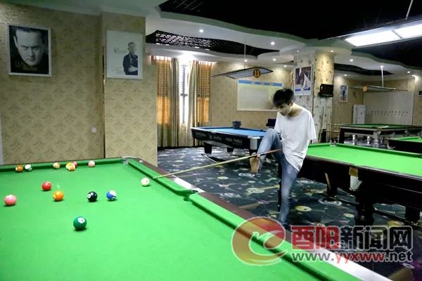 励志丨无臂少年彭祥伟用双脚追逐“台球梦”