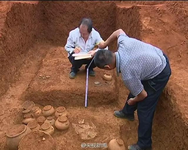 贺州一村民在家挖宅基地，竟然挖出了汉代古墓！