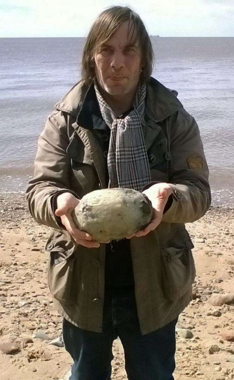 有一对英国夫妻，海边散步时竟意外捡到了价值“几十万”的石头