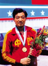 他是中国第一个奥运冠军，退役当教练当官，培育出奥运冠军陶璐娜