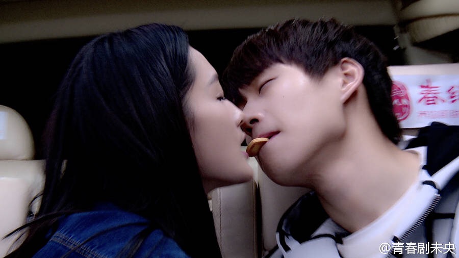 别再等韩剧第八集了，我们相爱吧李沁魏大勋直接上演饼干KISS