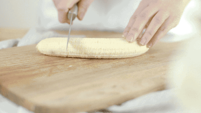 step 2:取3/4根香蕉,在碗中用勺子或叉子压成泥.