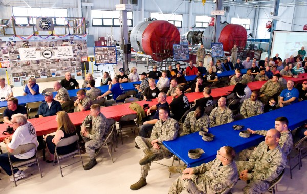 美空军航空发动机维修工厂关门，维修业务彻底交给民营公司