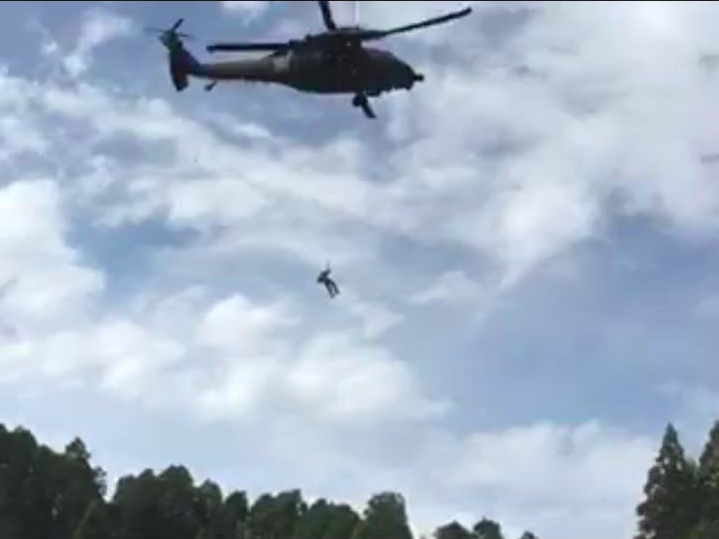 现场直击“日本中青旅20名被困震中中国游客”被直升机救出
