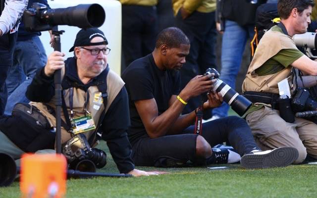 NBA球星也疯超级杯 库里击鼓助阵、杜兰特化身摄影记者