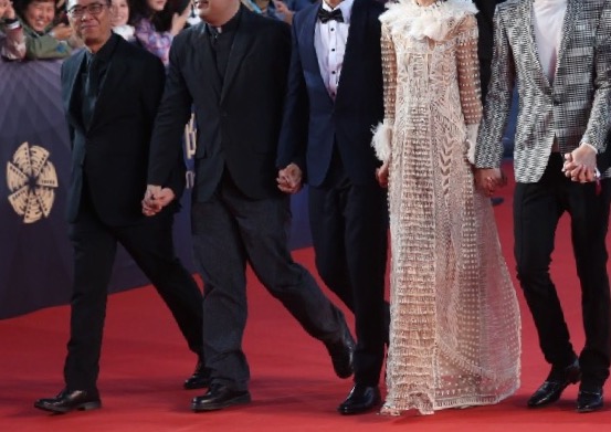 奶奶灰| 北京国际电影节红毯许晴黑白配亮了，但最美的不是她