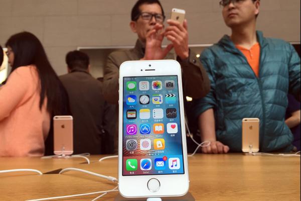 iPhone SE开售十天在美国遇冷，在上海“一机难求”