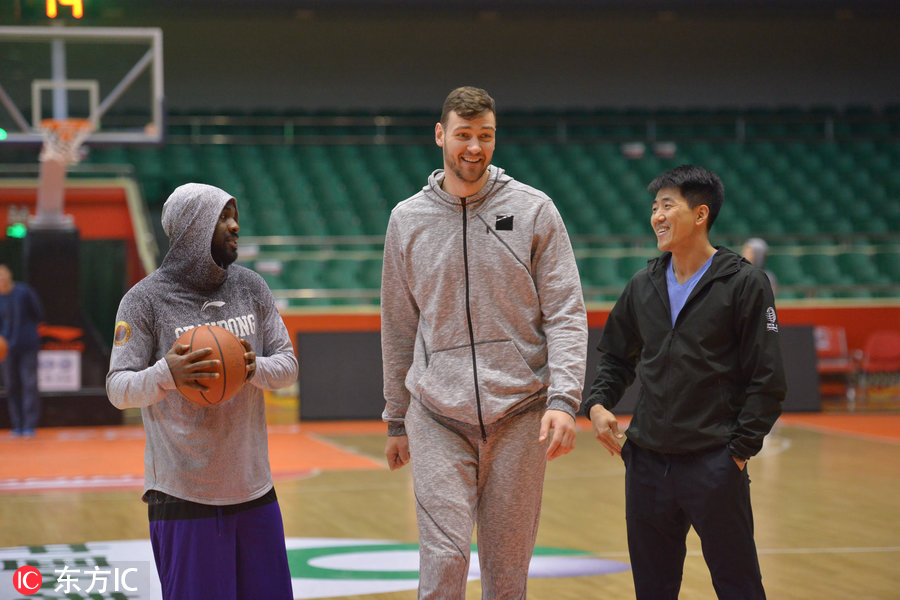 nba球星卡为什么剪掉劳森(山东高速训练备战 丁彦雨航回归剪了头发清爽上阵！)