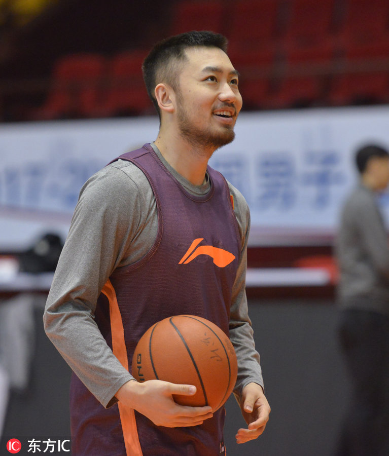 nba球星卡为什么剪掉劳森(山东高速训练备战 丁彦雨航回归剪了头发清爽上阵！)