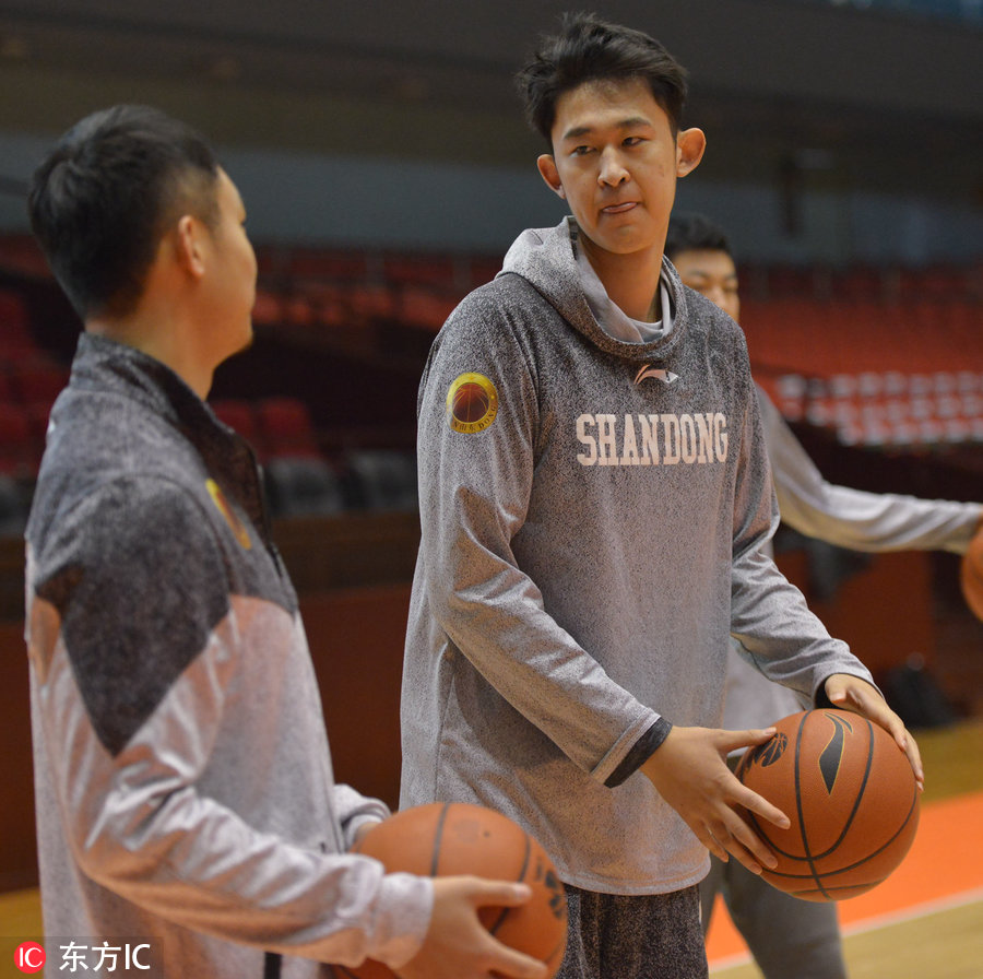 nba球星卡为什么剪掉劳森(山东高速训练备战 丁彦雨航回归剪了头发清爽上阵！)