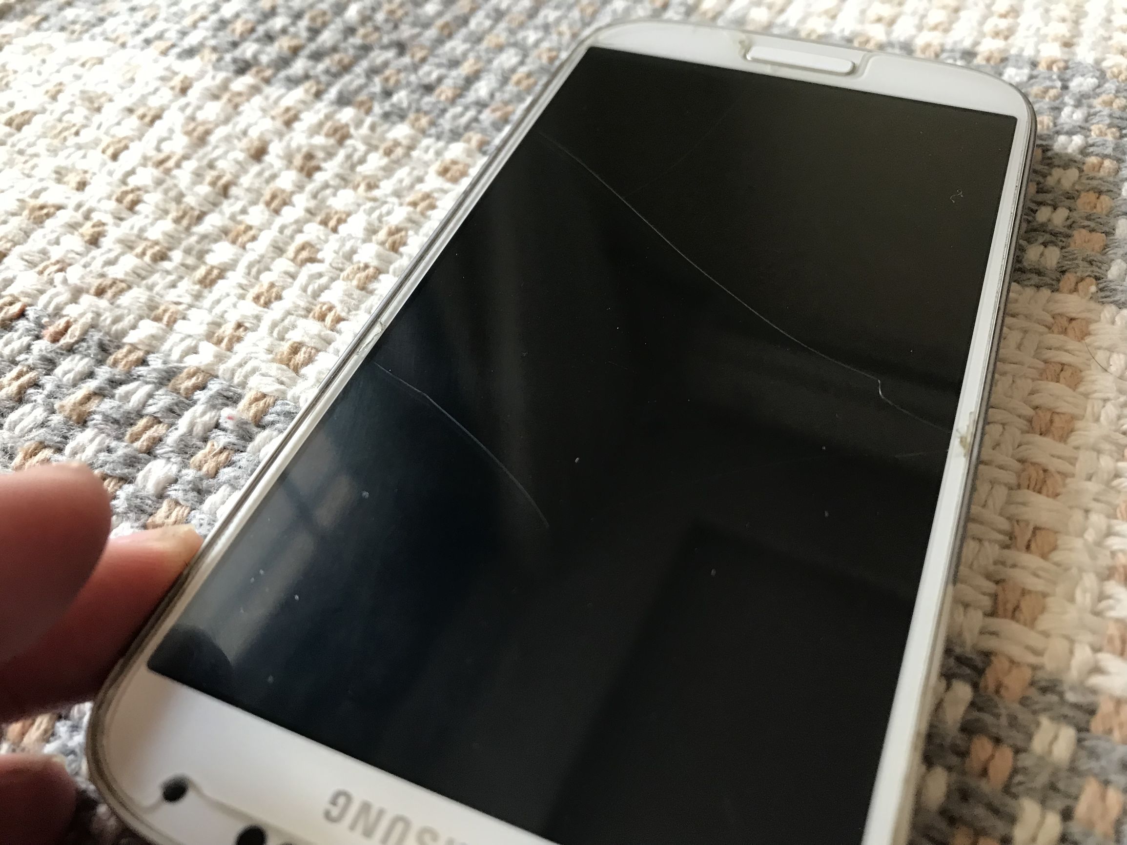 200塊買三星以前的旗艦手機？拆箱的一瞬間差點兒認為翻車了！