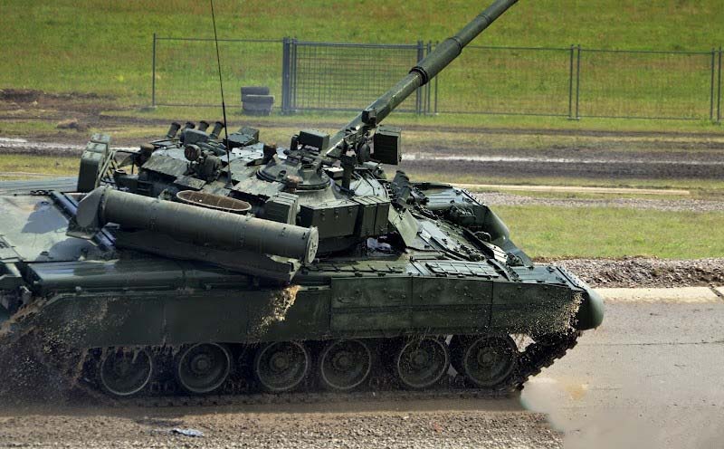 俄军迷真幸福，军工企业都能参观，关键还能开坦克