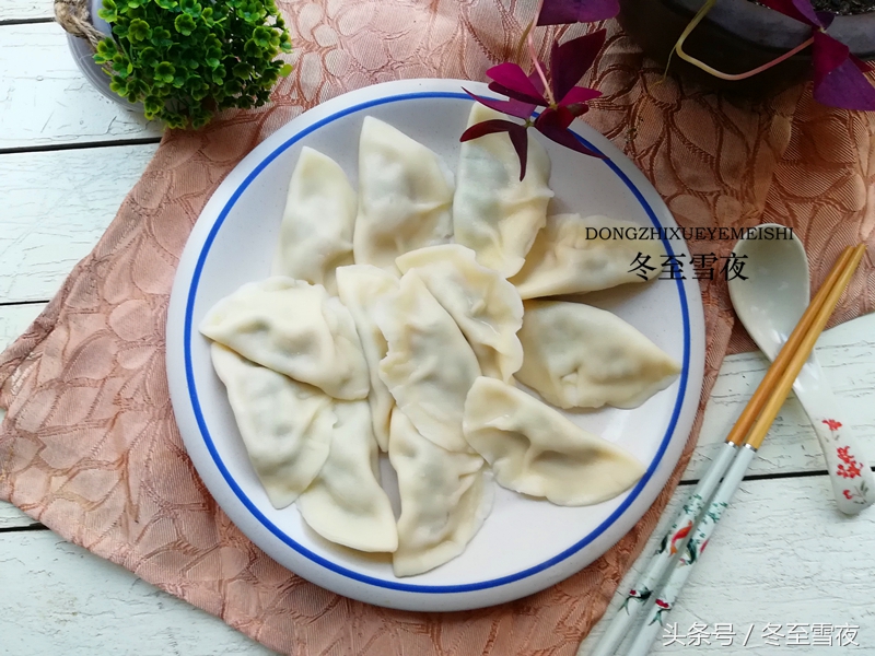 三鲜馅水饺(教你这样做三鲜馅的饺子，又香又鲜，每个里边都有个大虾仁)