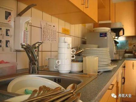 在外面吃饭，开水烫餐具能消毒？再这么做就太傻了！