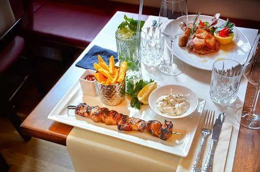 在外面吃饭，开水烫餐具能消毒？再这么做就太傻了！