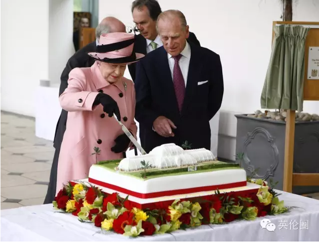 英国女王90岁生日的蛋糕究竟长什么样？好切是第一标准