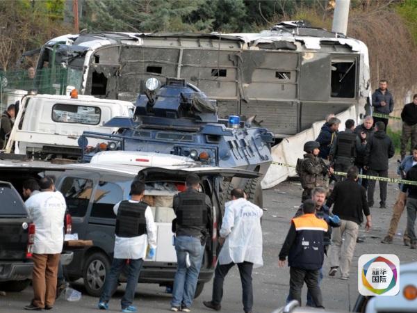 土耳其警车遭爆炸袭击4人丧生