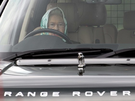 全世界开车不需要驾照的就只有她了！英国女王的特权最令人羡慕！