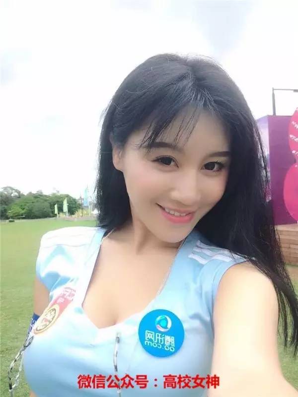 中国乳神樊玲化身足球宝贝，胸夹手机一举成名。