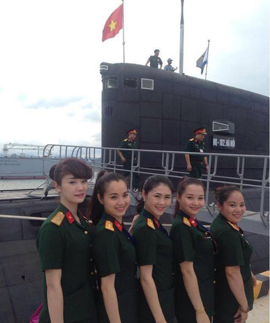 越南女兵基洛级潜艇摆拍：整个海军因这张照片曝光问题随时被歼灭