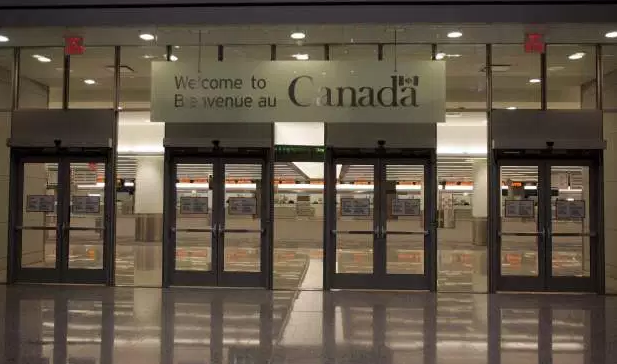 加拿大移民部发指引：枫叶卡过期的有救了！但你必须满足这个条件