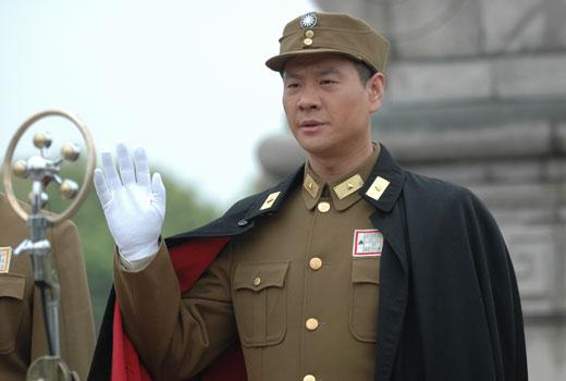 连奕名曾经赴港发展,合作的都是王晶,周润发,吴孟达这样的大咖,实力可