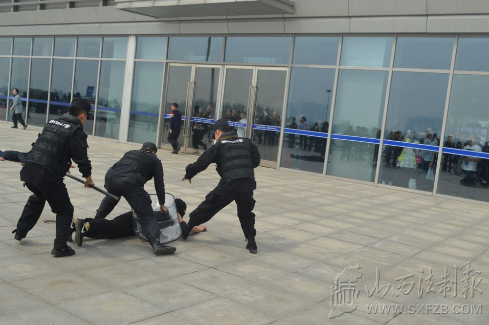 临汾铁路公安处在临汾西站举办反恐怖主义法主题系列宣传活动