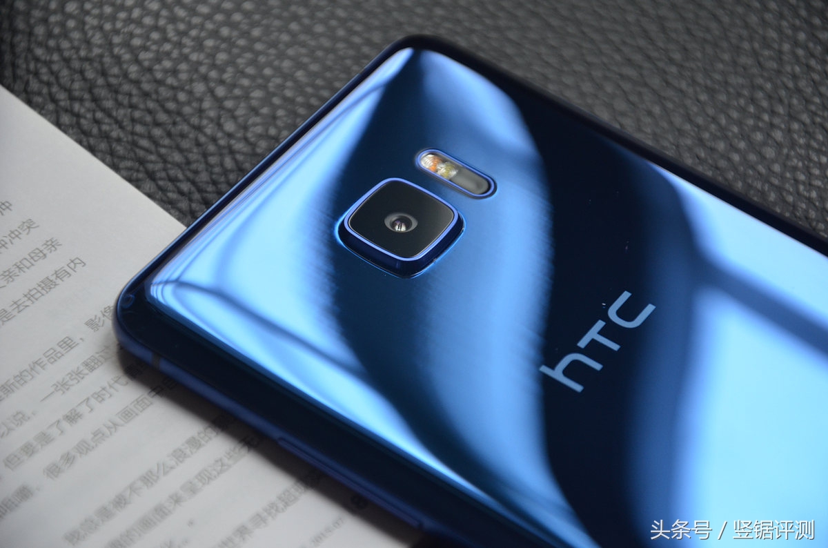 配用三d斜面后盖板，“双屏幕”设计方案！这款HTC U Ultra，你使用过没？