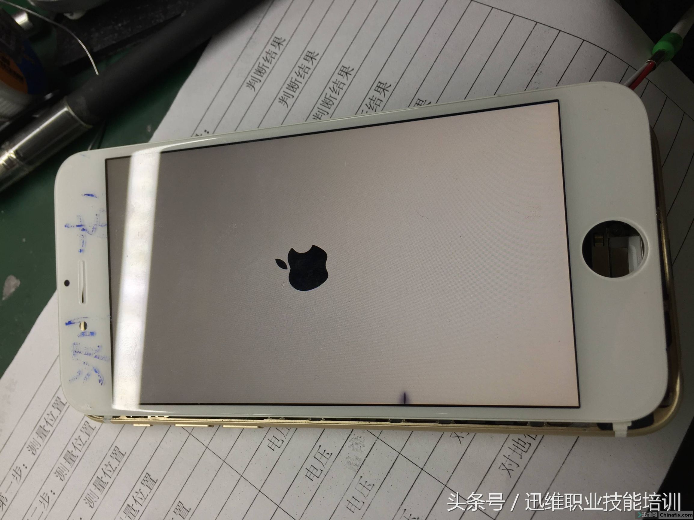 现场学生首修iPhone 6卡白苹果，技巧构思彻底不输大师傅！