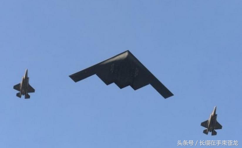 美国橄榄球比赛B2(B2轰炸机和F35编队)