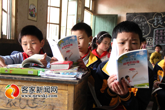 点亮读书“微心愿” 志愿者向赣州山区学生赠送图书