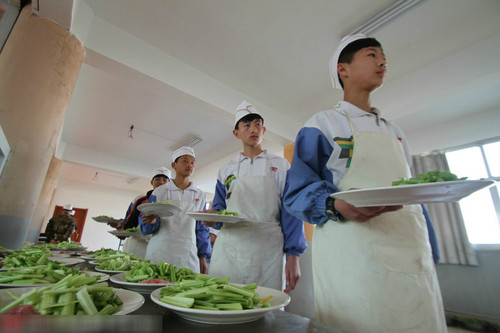 山东滨州一中学开设烹饪课 学生厨艺成必修课（组图)