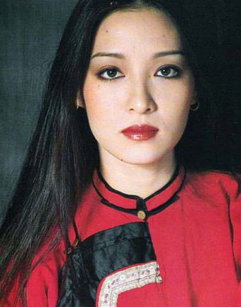 她是70年代台湾第一美女，才貌盖林青霞，满清贵族后裔婚史惊人